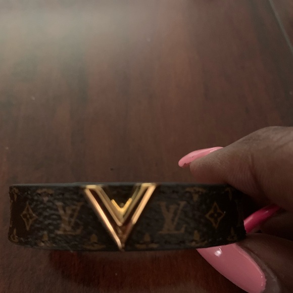 Louis Vuitton Essential V Monogram Bracelet 15 - Picture 6 of 11